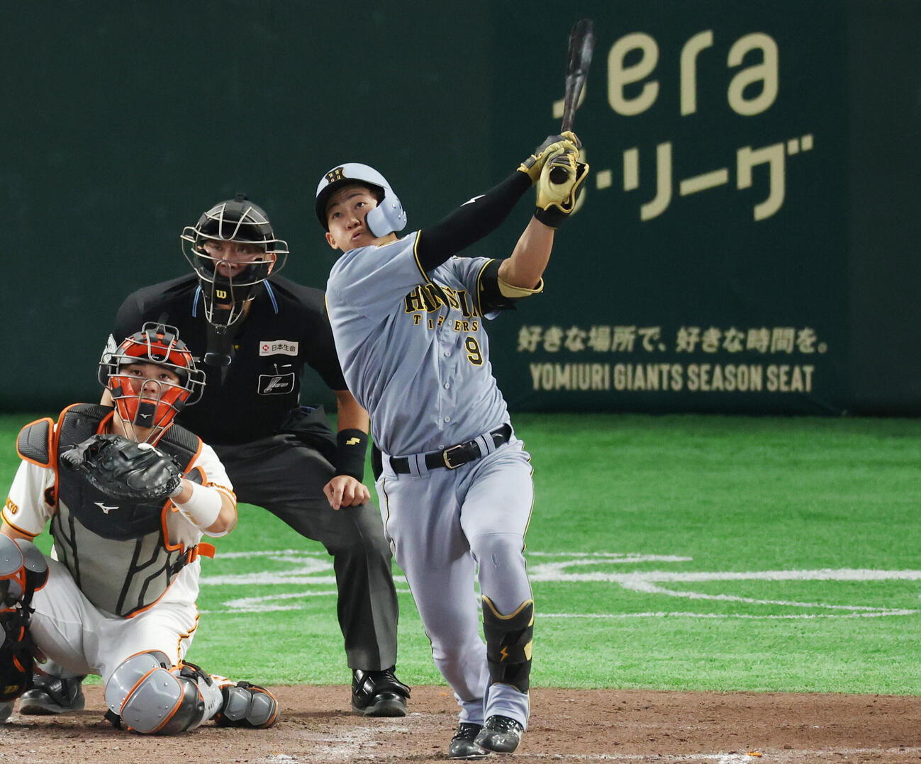 巨人対阪神　5回表阪神2死一塁、2点本塁打を放つ立石正広（撮影・増田悦実）
