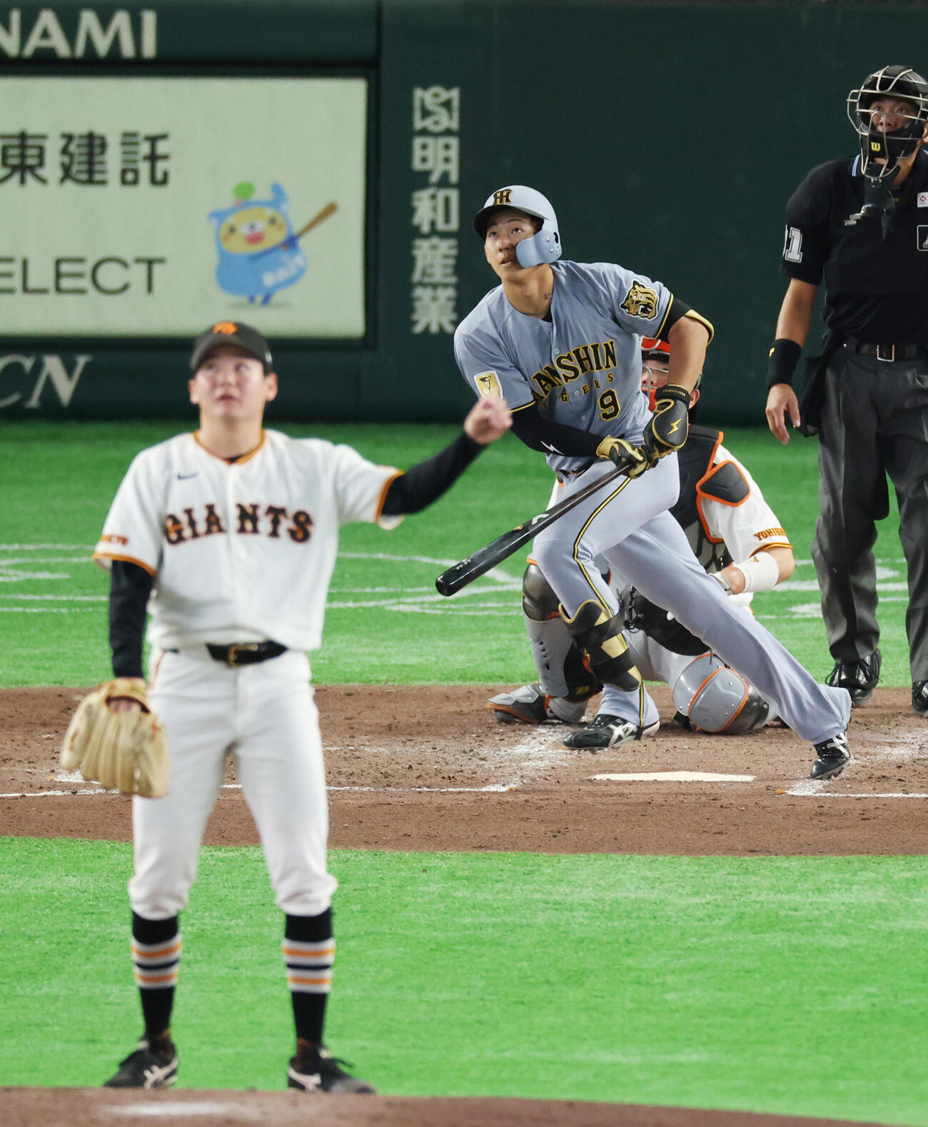 巨人対阪神　5回表阪神2死一塁、プロ初本塁打を右越えに放つ立石正広。投手竹丸和幸（撮影・増田悦実）