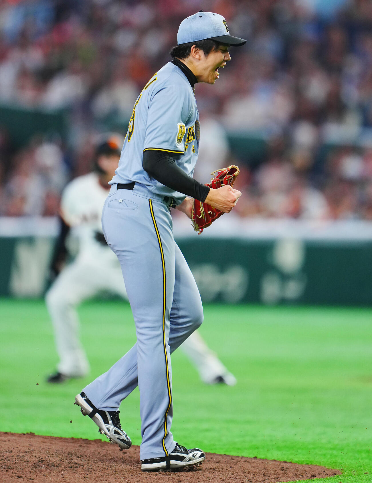 巨人対阪神　6回裏巨人2死一、三塁、ボビー・ダルベックを空振り三振に仕留め雄たけびをあげる才木浩人（撮影・垰建太）
