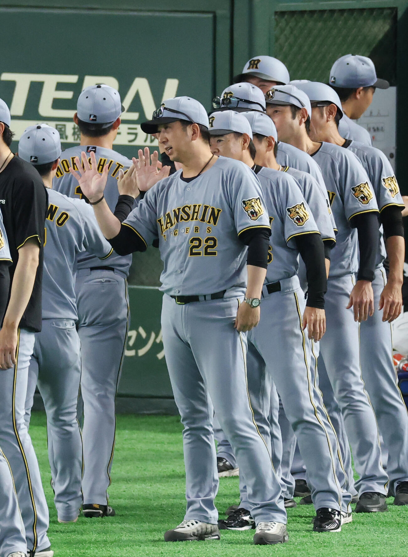 巨人対阪神　勝利しナインとタッチを交わす阪神藤川球児監督（撮影・増田悦実）＝2026年5月24日