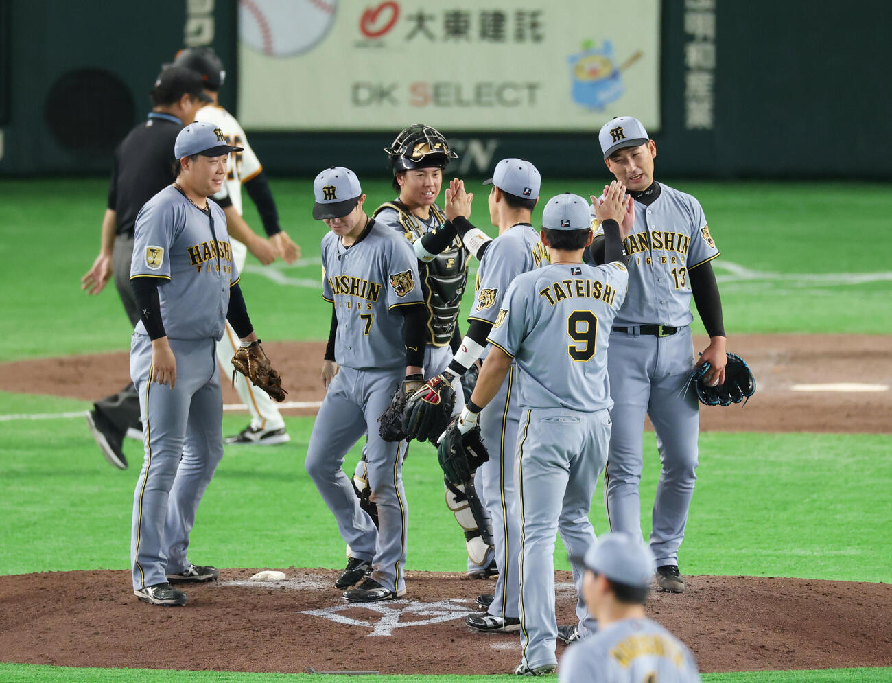 巨人対阪神　勝利しタッチを交わす阪神ナイン（撮影・増田悦実）＝2026年5月24日