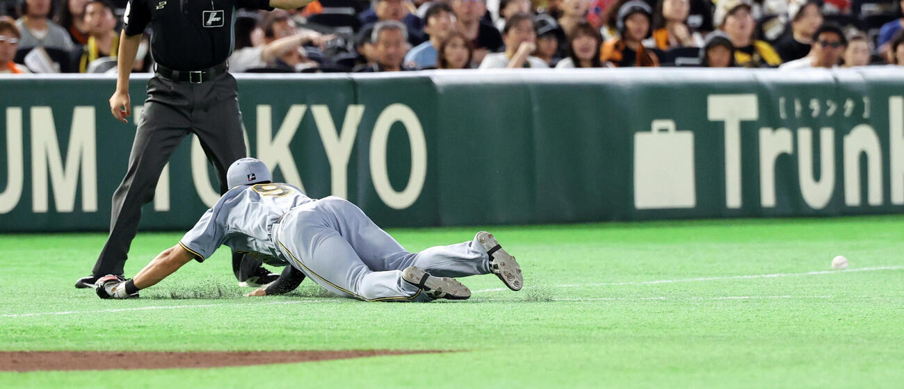巨人対阪神　2回裏巨人無死、ダルベックの打球に飛びつくも捕れず安打にする立石正広（撮影・浅見桂子）