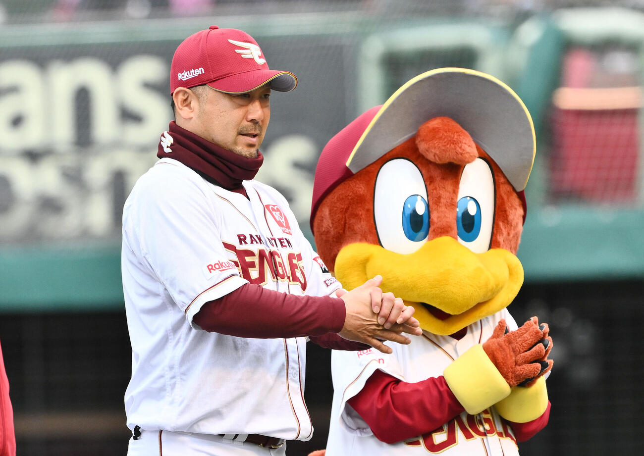 楽天対ロッテ　試合に勝利しあいさつする楽天三木肇監督＝2026年5月24日（撮影・滝沢徹郎）　