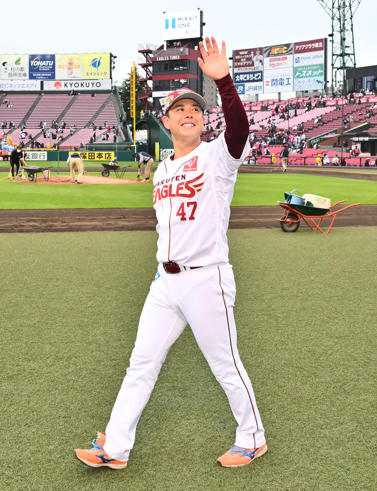 楽天対ロッテ　試合後、ファンに手を振る楽天藤井聖＝2026年5月24日（撮影・滝沢徹郎）　