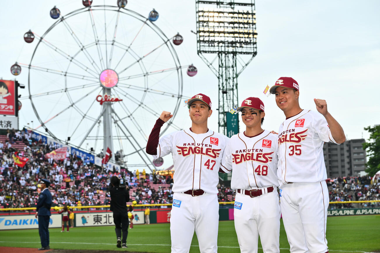 楽天対ロッテ　ヒーローインタビューを終え記念撮影する楽天の、左から藤井聖、平良竜哉、渡辺佳明（撮影・滝沢徹郎）　
