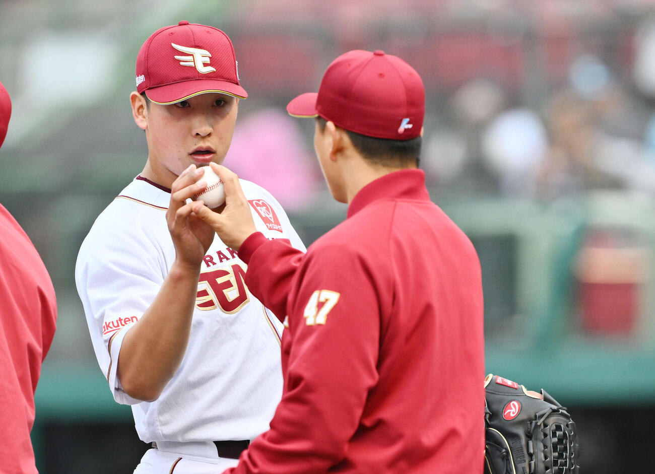 楽天対ロッテ　試合後、楽天4番手で登板し試合を締めた藤平尚真（左）は勝利投手の藤井聖に記念球を手渡す＝2026年5月24日（撮影・滝沢徹郎）　