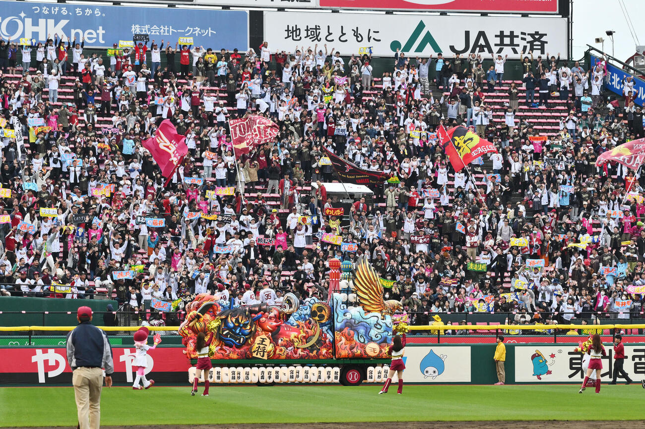 楽天対ロッテ　試合前に勝利し喜ぶ楽天ファン＝2026年5月24日（撮影・滝沢徹郎）　