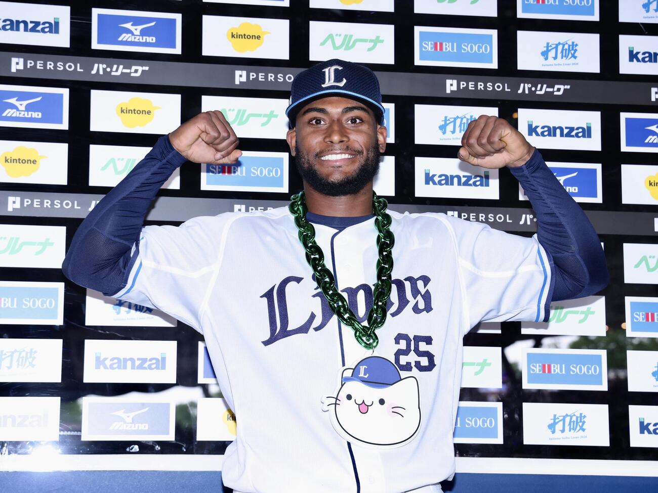 西武対オリックス　オリックスに勝利し、お立ち台でガッツポーズするカナリオ（撮影・河田真司）