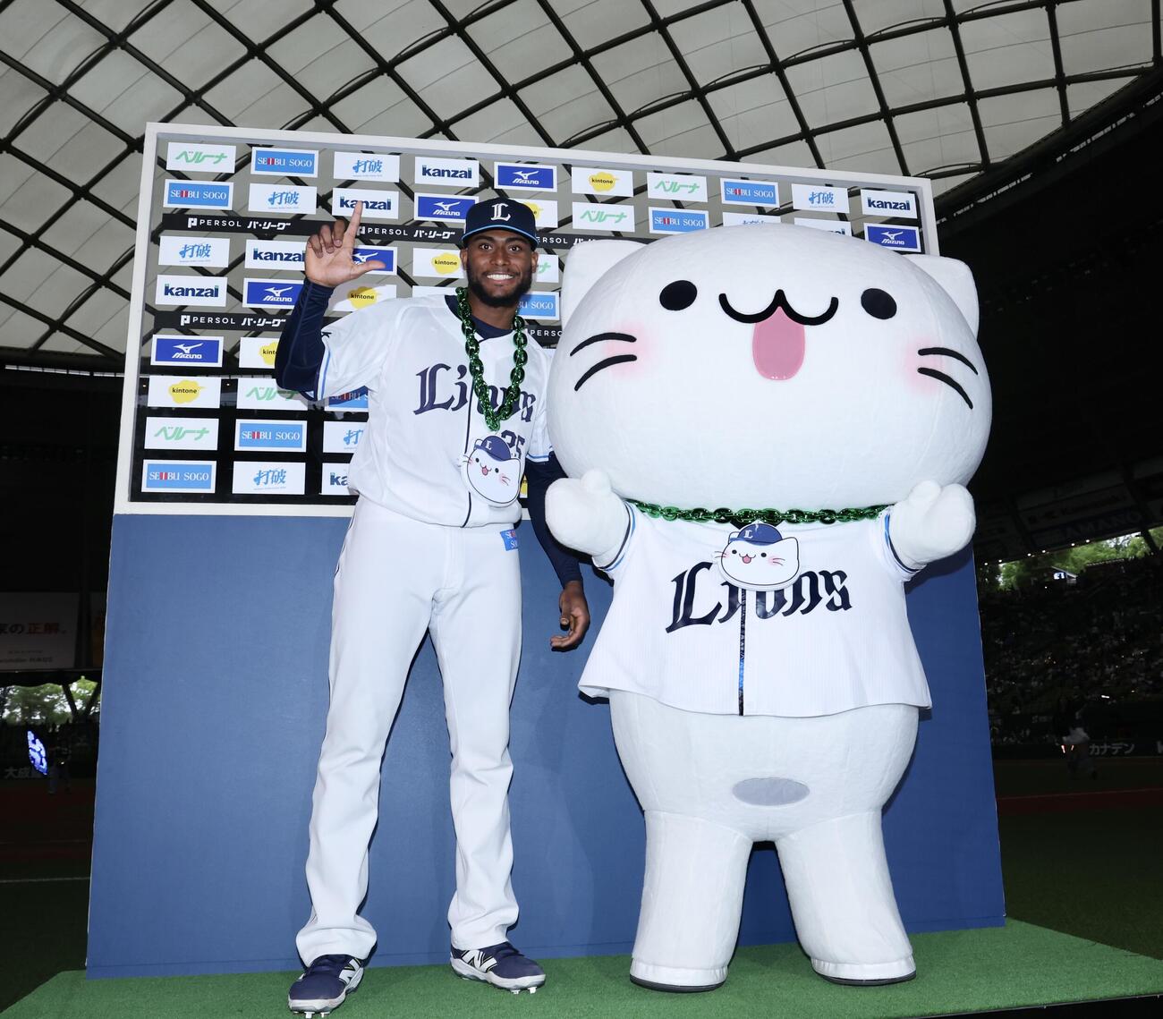 西武対オリックス　オリックスに勝利し、べるーにゃ（右）と写真に納まる西武カナリオ（撮影・河田真司）