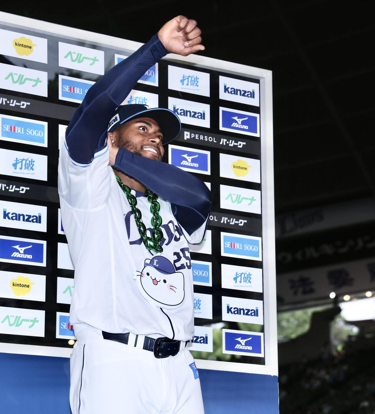 西武対オリックス　オリックスに勝利し、お立ち台で声援に応えるカナリオ（撮影・河田真司）