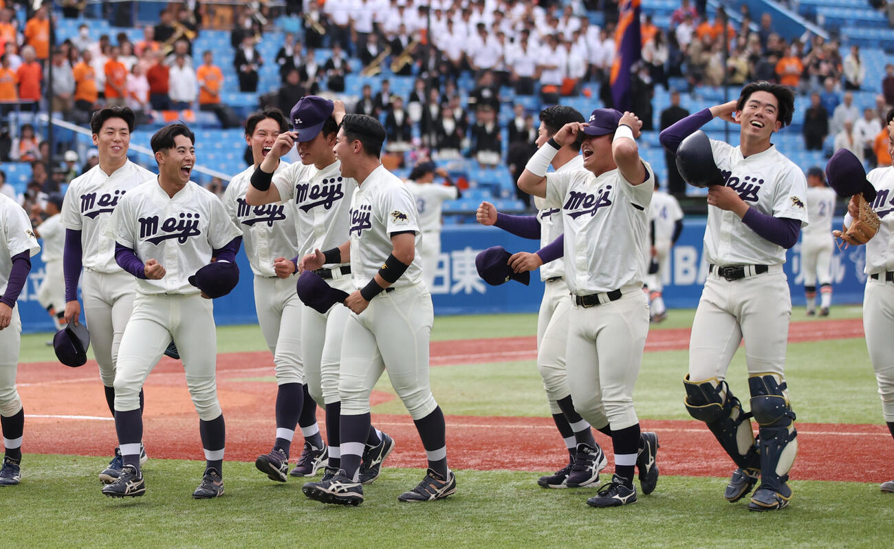 6大学野球　法大対明大　勝利し喜び合う明大ナイン（撮影・柴田隆二）（＝2026年5月24日）