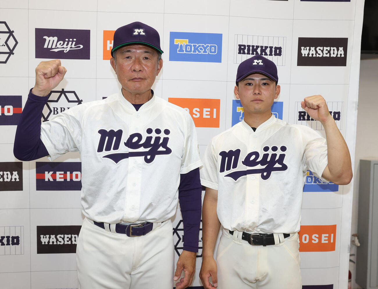 6大学野球　法大対明大　勝利した明大・戸塚俊美監督(左)と福原聖矢主将はガッツポーズする（撮影・柴田隆二）（＝2026年5月24日）