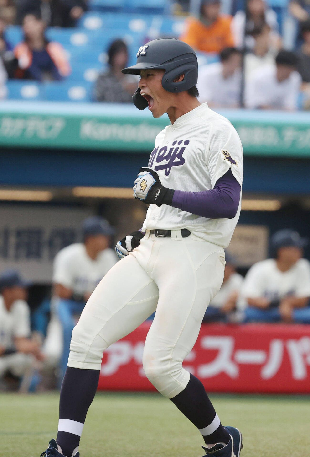 6大学野球　法大対明大　5回裏明大1死一、三塁、岡田啓吾の適時打で三塁走者津田基が生還する（撮影・柴田隆二）（＝2026年5月24日）