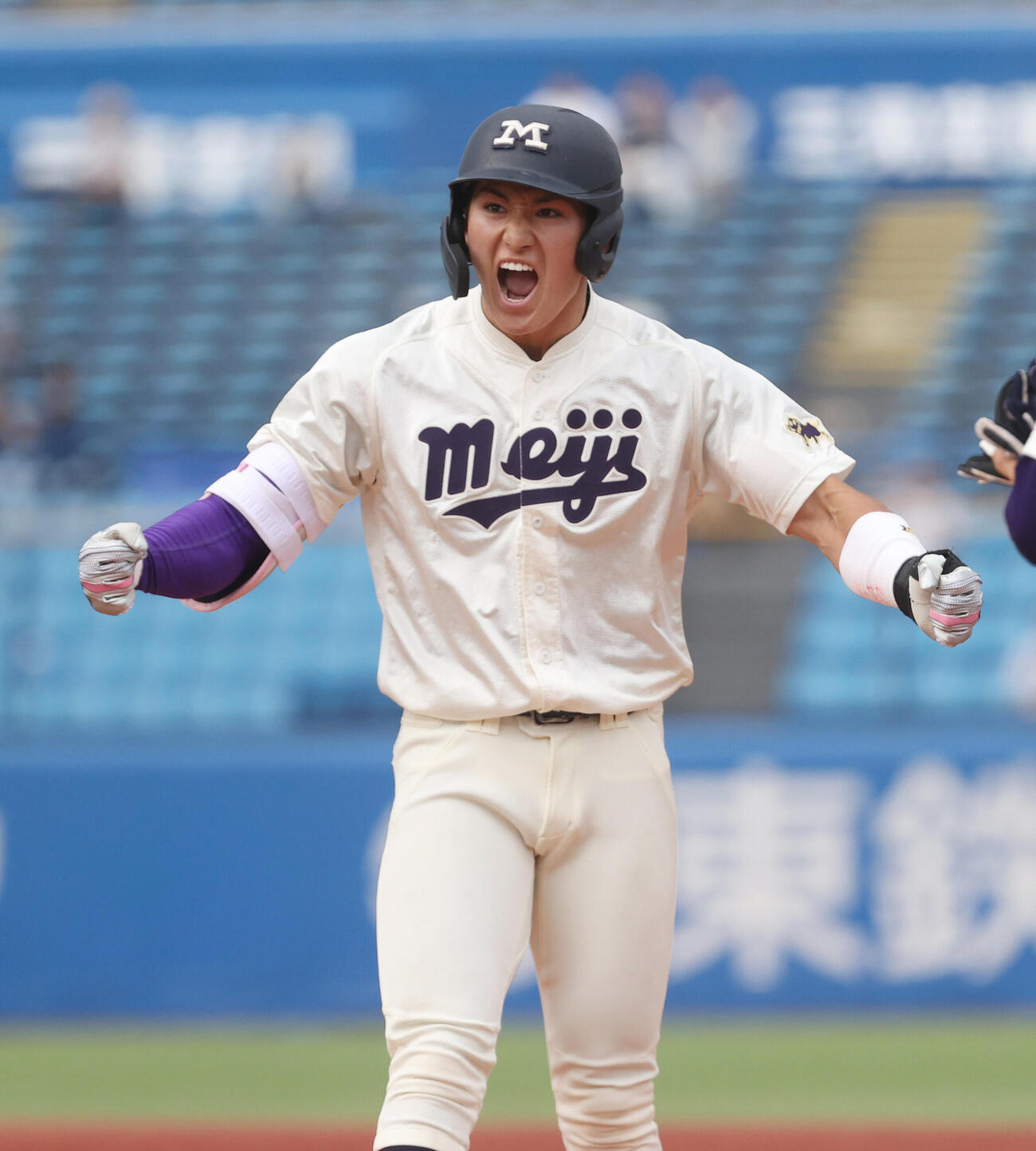 6大学野球　法大対明大　5回裏明大1死一、三塁、岡田啓吾は適時打を放ちガッツポーズする（撮影・柴田隆二）（＝2026年5月24日）