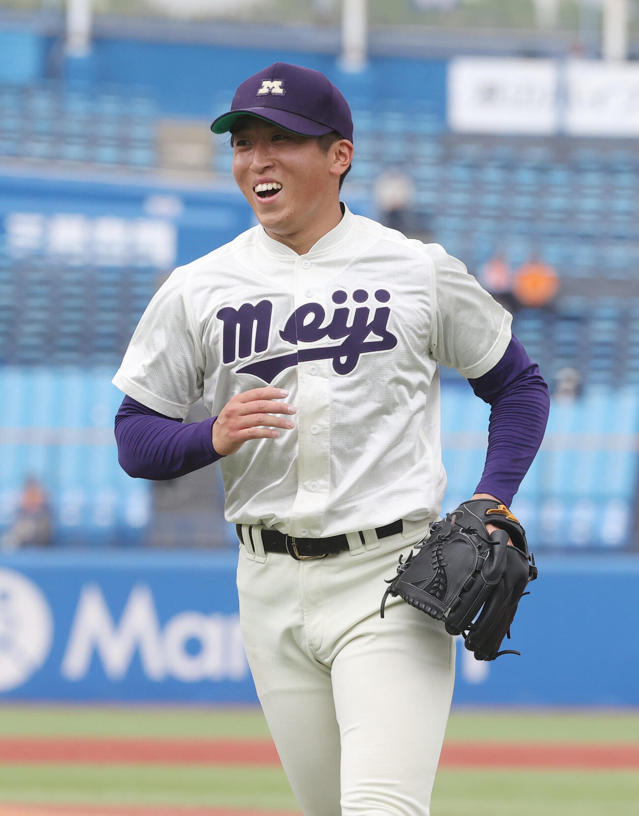 6大学野球　法大対明大　2回を終え明大・湯田統真は笑顔を見せる（撮影・柴田隆二）（＝2026年5月24日）