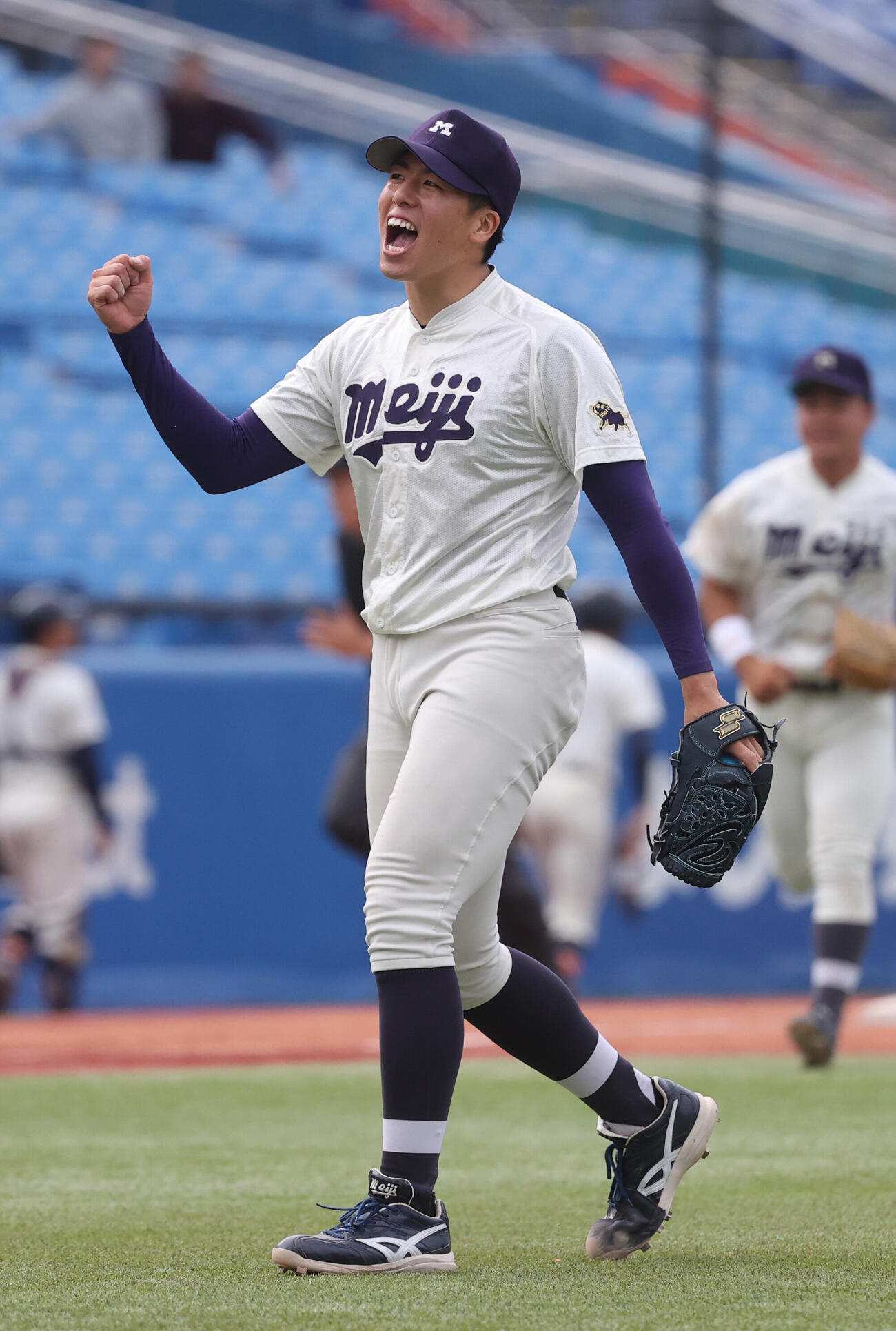 6大学野球　法大対明大　9回から登板した明大・松本直は勝利しガッツポーズする（撮影・柴田隆二）（＝2026年5月24日）