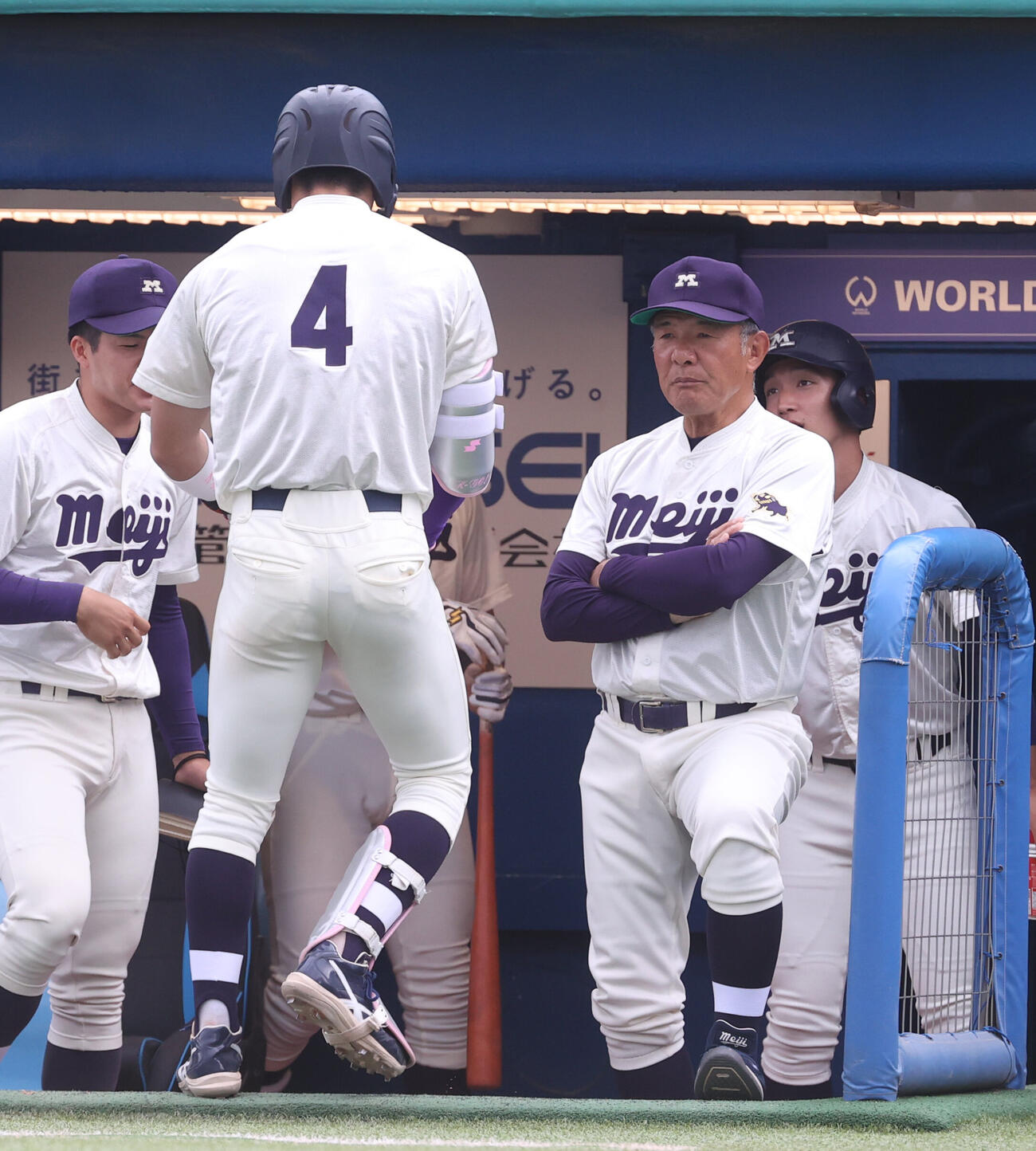6大学野球　法大対明大　1回裏明大1死、岡田啓吾は本塁打を放ち生還する。右は戸塚俊美監督（撮影・柴田隆二）（＝2026年5月24日）