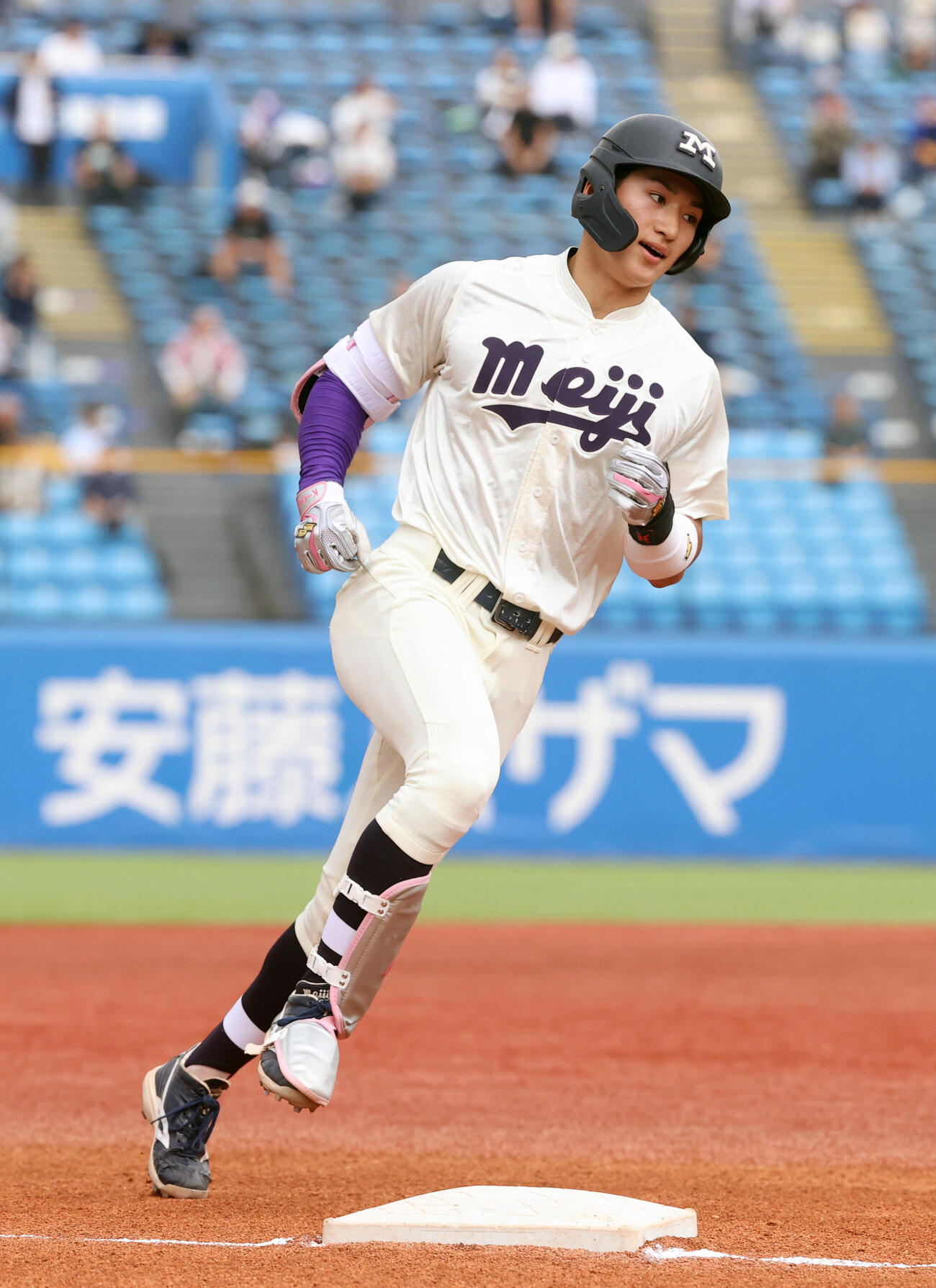 6大学野球　法大対明大　1回裏明大1死、岡田啓吾は本塁打を放ち生還する（撮影・柴田隆二）（＝2026年5月24日）