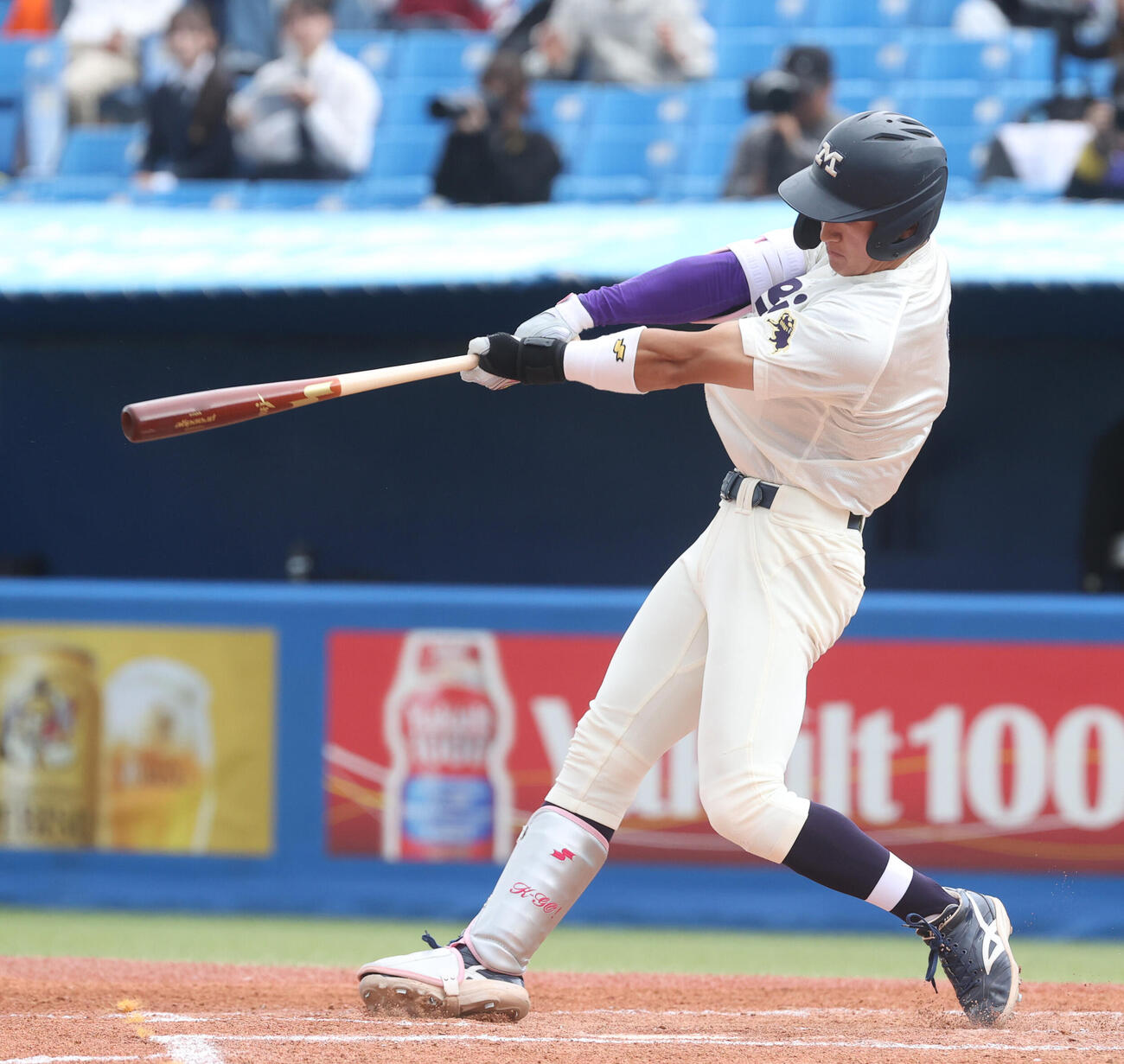 6大学野球　法大対明大　1回裏明大1死、岡田啓吾は本塁打を放つ（撮影・柴田隆二）（＝2026年5月24日）
