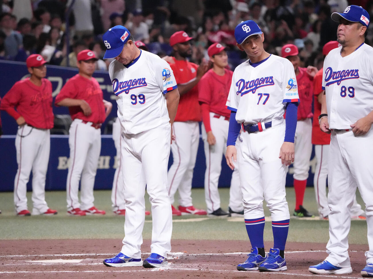 中日対広島　試合終了、整列しあいさつをする井上一樹監督（手前・左）ら中日ナイン（撮影・森本幸一）