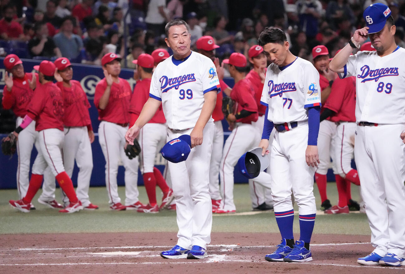 中日対広島　試合終了後、整列しあいさつをする井上一樹監督（手前左）ら中日ナイン（撮影・森本幸一）