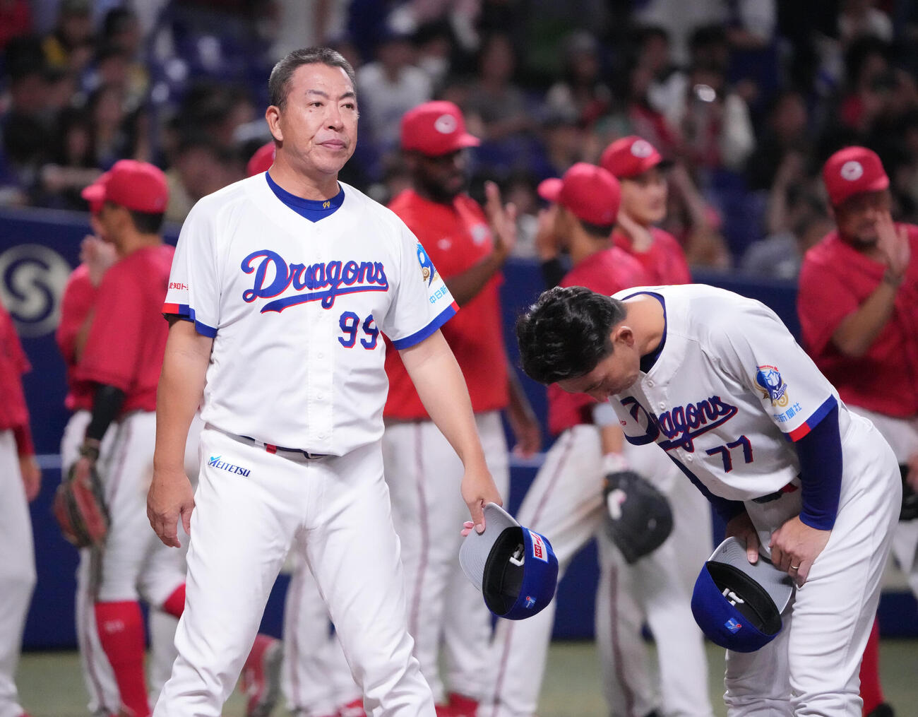 中日対広島　試合終了、整列しあいさつをする井上一樹監督（手前・左）ら中日ナイン（撮影・森本幸一）