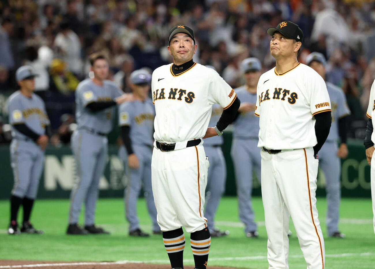 巨人対阪神　4連敗し、厳しい表情で整列する巨人阿部慎之助監督ら（撮影・浅見桂子）