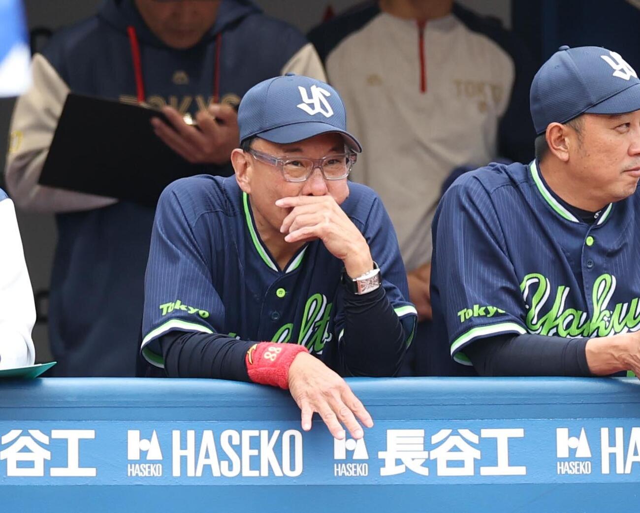 DeNA対ヤクルト　試合を見つめる池山隆寛監督（撮影・黒川智章）＝2026年5月24日