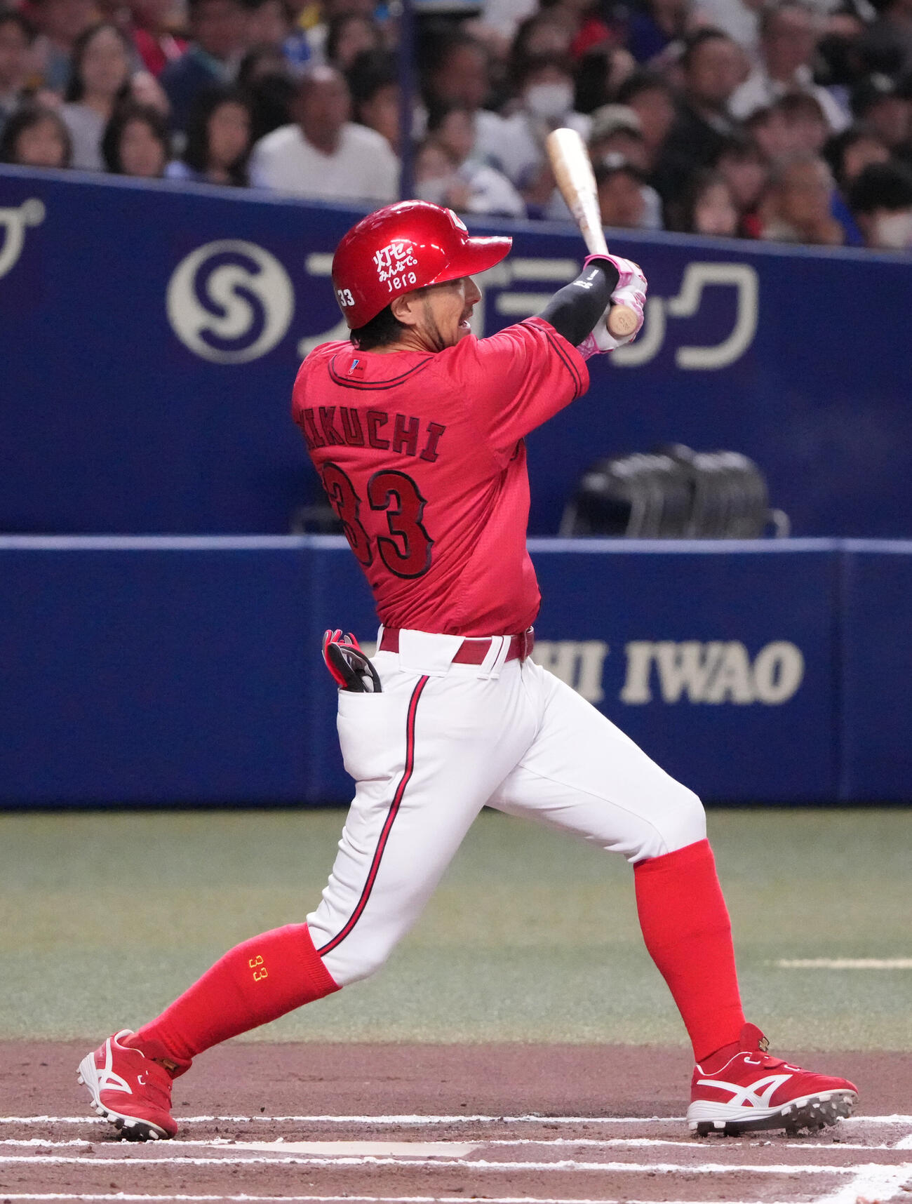 中日対広島　6回表広島1死一塁、2点本塁打を放つ菊池涼介（撮影・森本幸一）