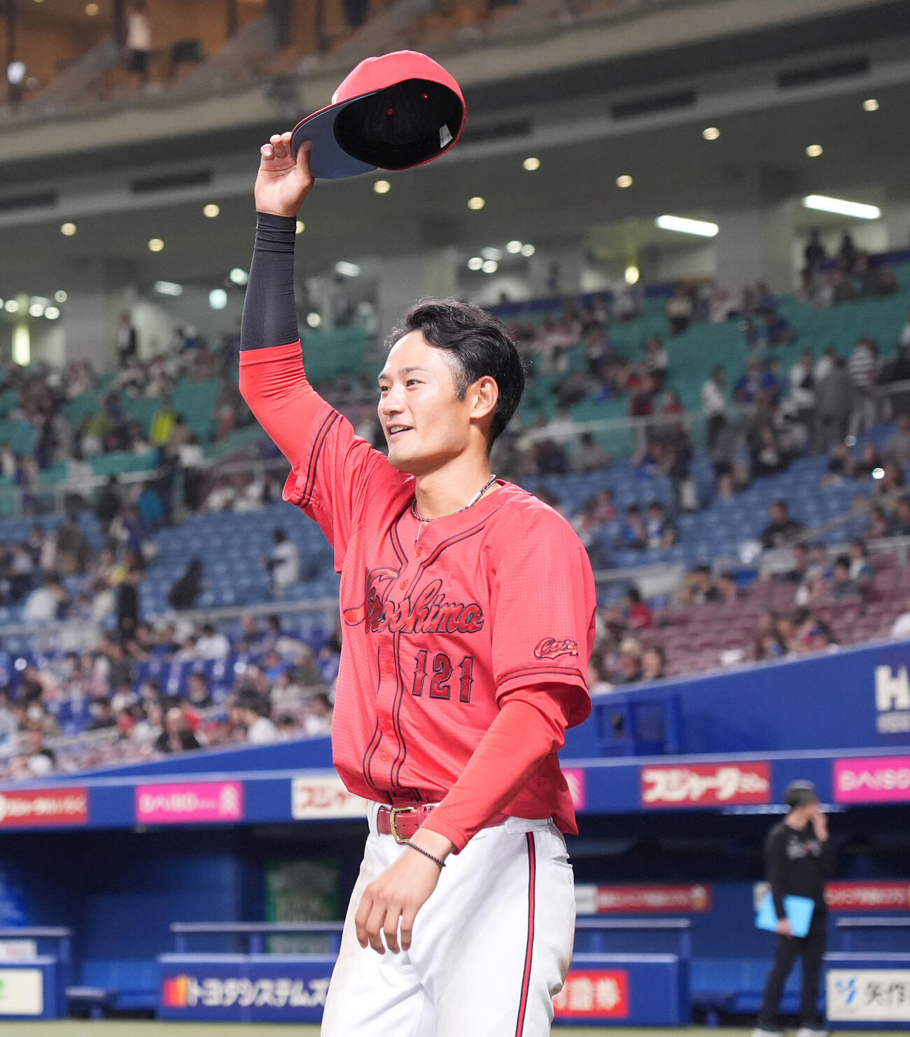 中日対広島　ヒーローインタビューを終えファンの声援に応える名原典彦（撮影・森本幸一）