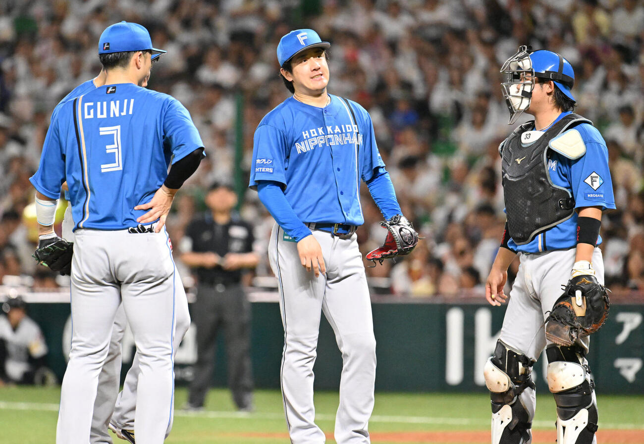 ソフトバンク対日本ハム　2回裏ソフトバンク2死満塁、打者正木智也に押しだし四球を許す北山亘基（中央）（撮影・林敢治）