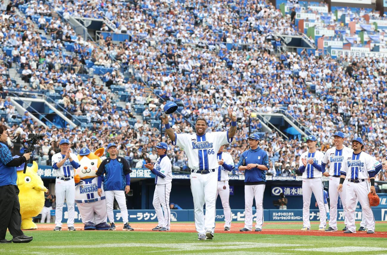 DeNA対ヤクルト　試合後、スタンドに向かってあいさつするビシエド（撮影・黒川智章）
