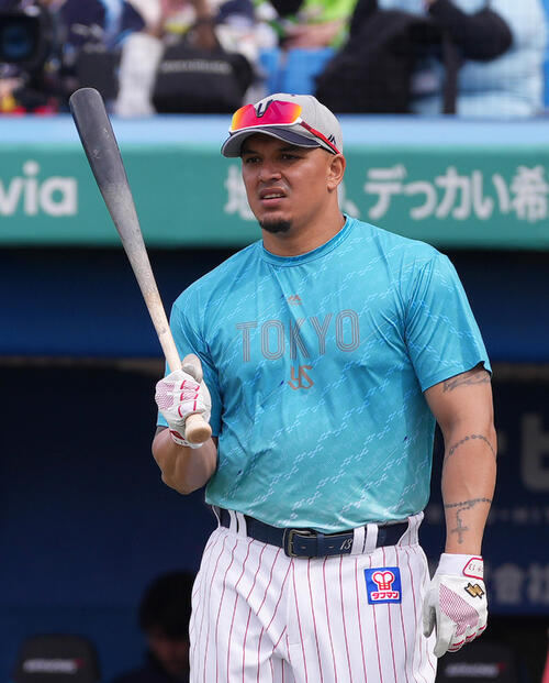 【ヤクルト】オスナが試合後、引退ビシエドの姿見守る「素晴らしい選手」ビシエドも感謝伝える
