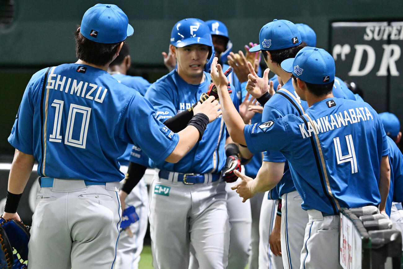 ソフトバンク対日本ハム　1回表日本ハム1死満塁、野村佑希（中央）は先制となる満塁本塁打を放つ（撮影・林敢治）