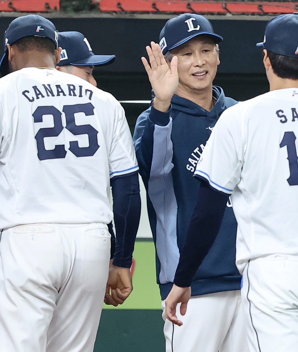 西武対オリックス　オリックスに勝利しナインを迎える西口文也監督（撮影・河田真司）