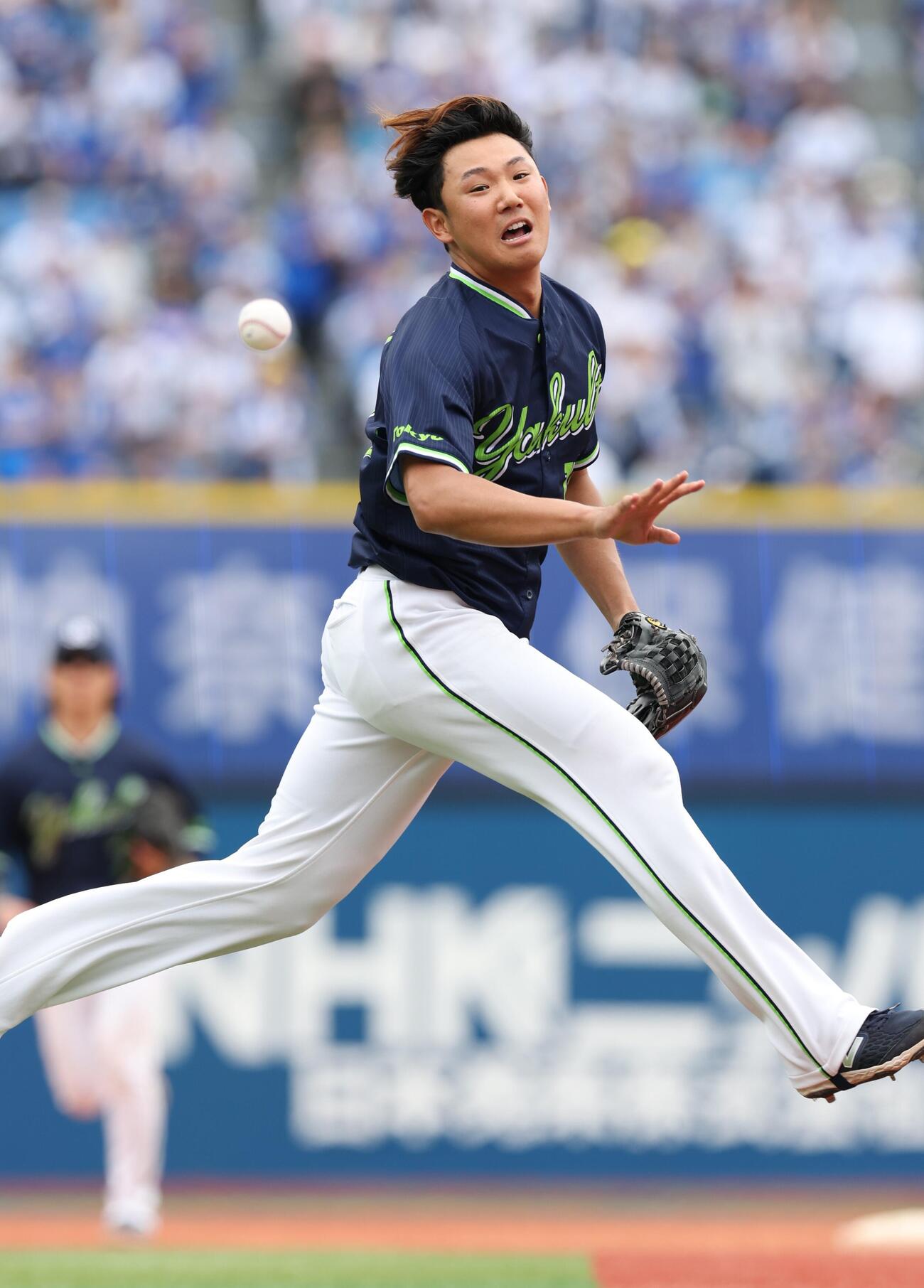 DeNA対ヤクルト　6回裏DeNA2死、勝又温史を投ゴロに仕留める奥川恭伸（撮影・黒川智章）