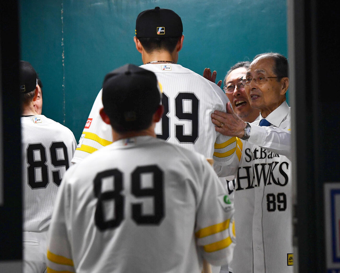 ソフトバンク対日本ハム　日本ハムに勝利し、特別ユニホームの背番号89をつけた柳田悠岐（左から2人目）らナインをベンチ裏で迎えるソフトバンク王貞治球団会長兼特別チームアドバイザー（撮影・岩下翔太）
