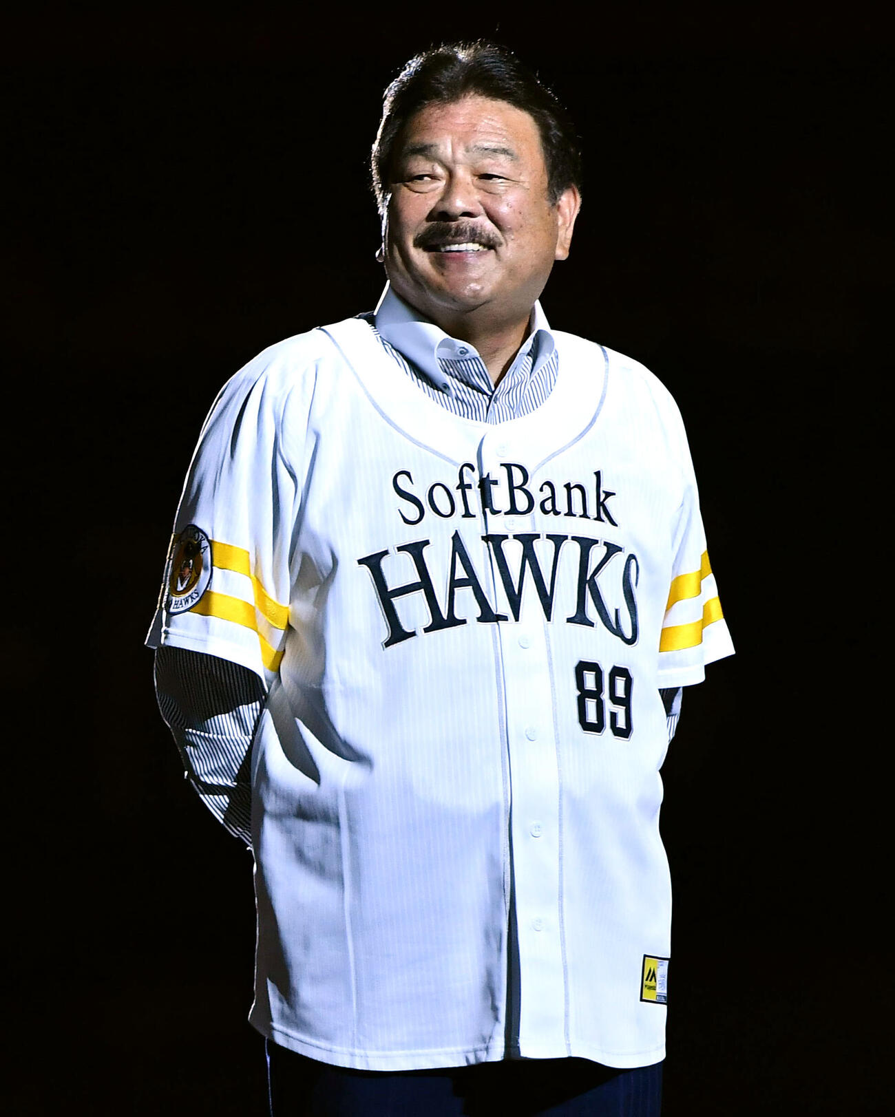 ソフトバンク対日本ハム　「OH SADAHARU LEGACY DAY」イベントの試合前セレモニーで、背番号89の特別ユニホームを着る藤本博史氏（撮影・岩下翔太）