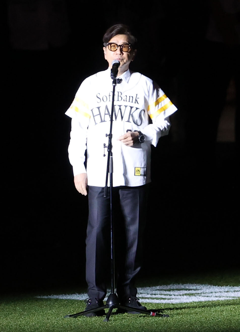 王レガシーデーで歌唱する藤井フミヤ（撮影・梅根麻紀）