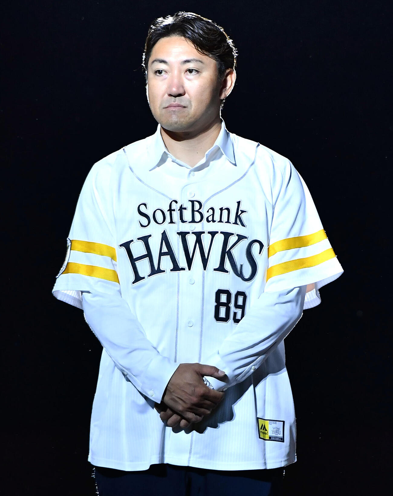 ソフトバンク対日本ハム　「OH SADAHARU LEGACY DAY」イベントの試合前セレモニーで、背番号89の特別ユニホームを着る内川聖一氏（撮影・岩下翔太）