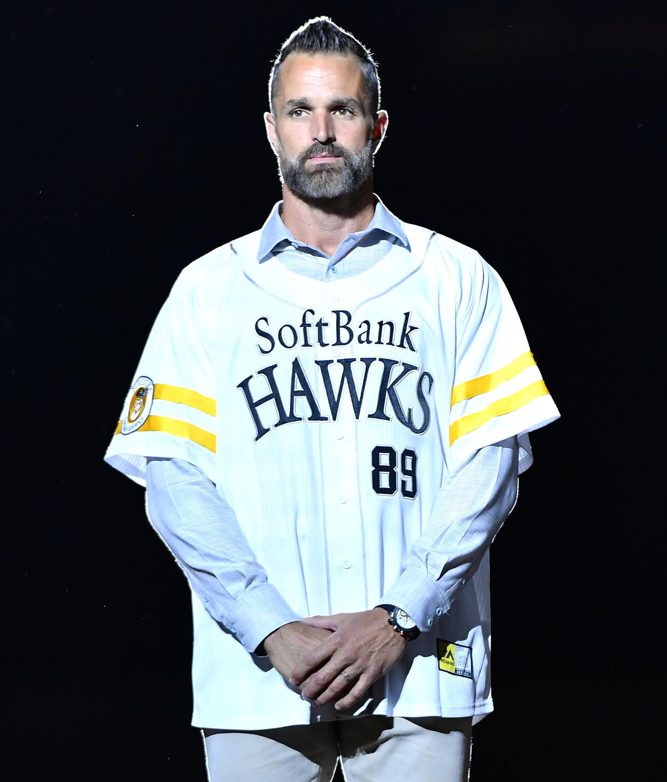ソフトバンク対日本ハム　「OH SADAHARU LEGACY DAY」イベントの試合前セレモニーで、背番号89の特別ユニホームを着るデニス・サファテ氏（撮影・岩下翔太）