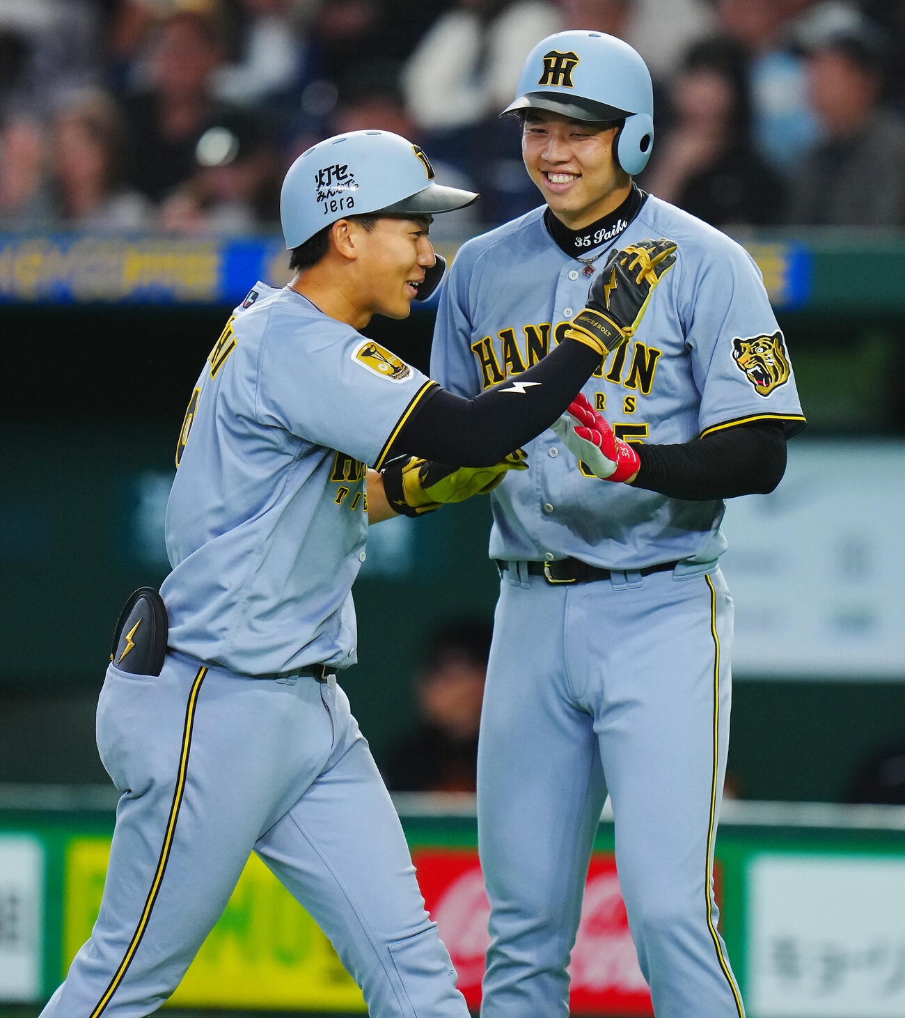 巨人対阪神　5回表阪神2死一塁、プロ初となる2点本塁打を放ち才木浩人（右）と笑顔でタッチを交わす立石正広（撮影・垰建太）＝2026年5月24日