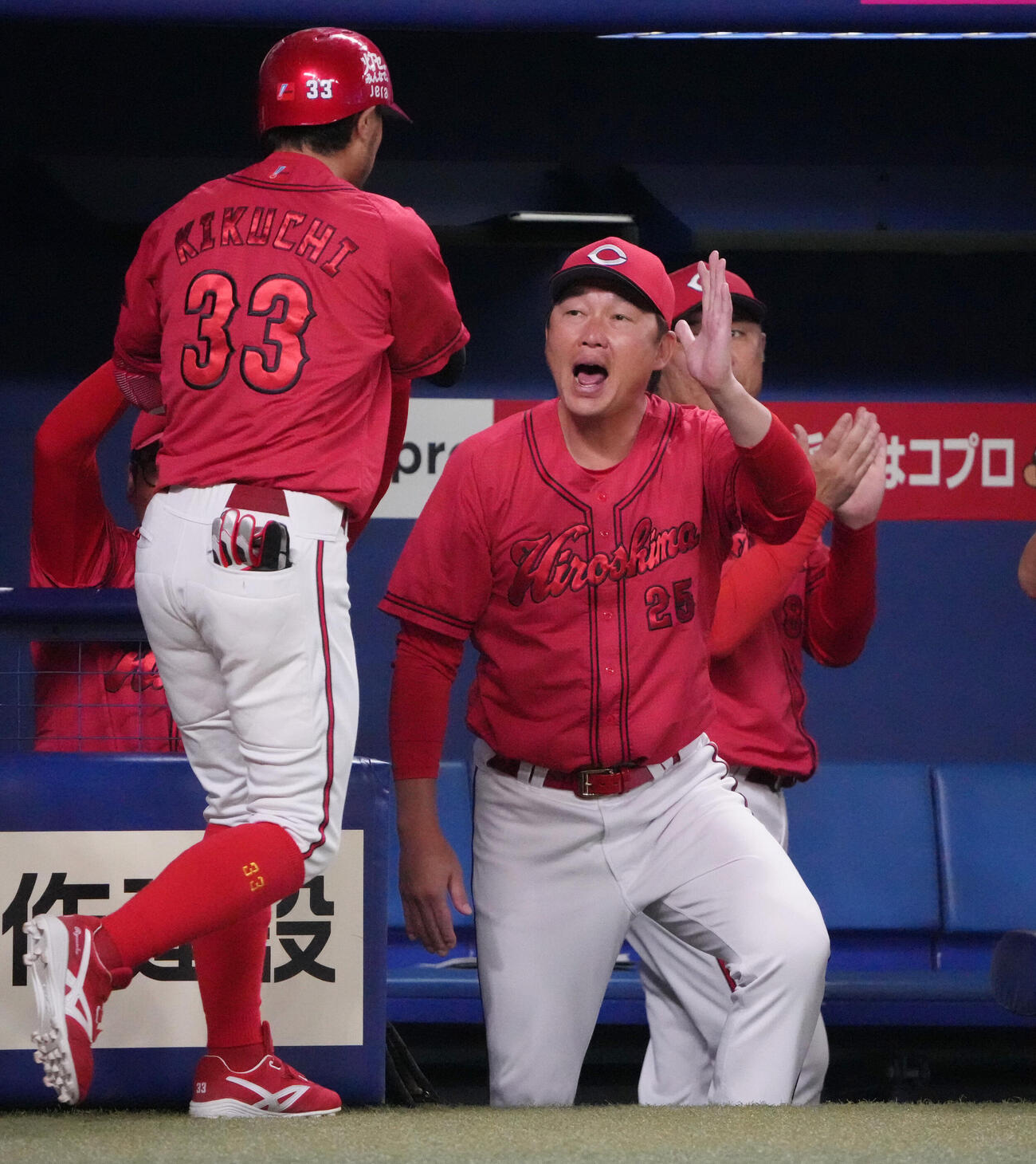 中日対広島　6回表広島1死一塁、新井貴浩監督（右）は2点本塁打を放った菊池涼介を迎える（撮影・森本幸一）