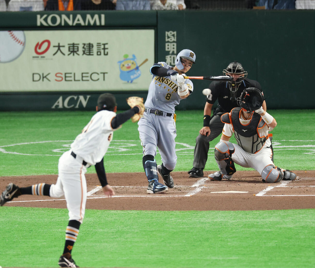 巨人対阪神　2回表阪神無死、前打を放つ佐藤輝明。投手は竹丸和幸（撮影・増田悦実）＝2026年5月24日