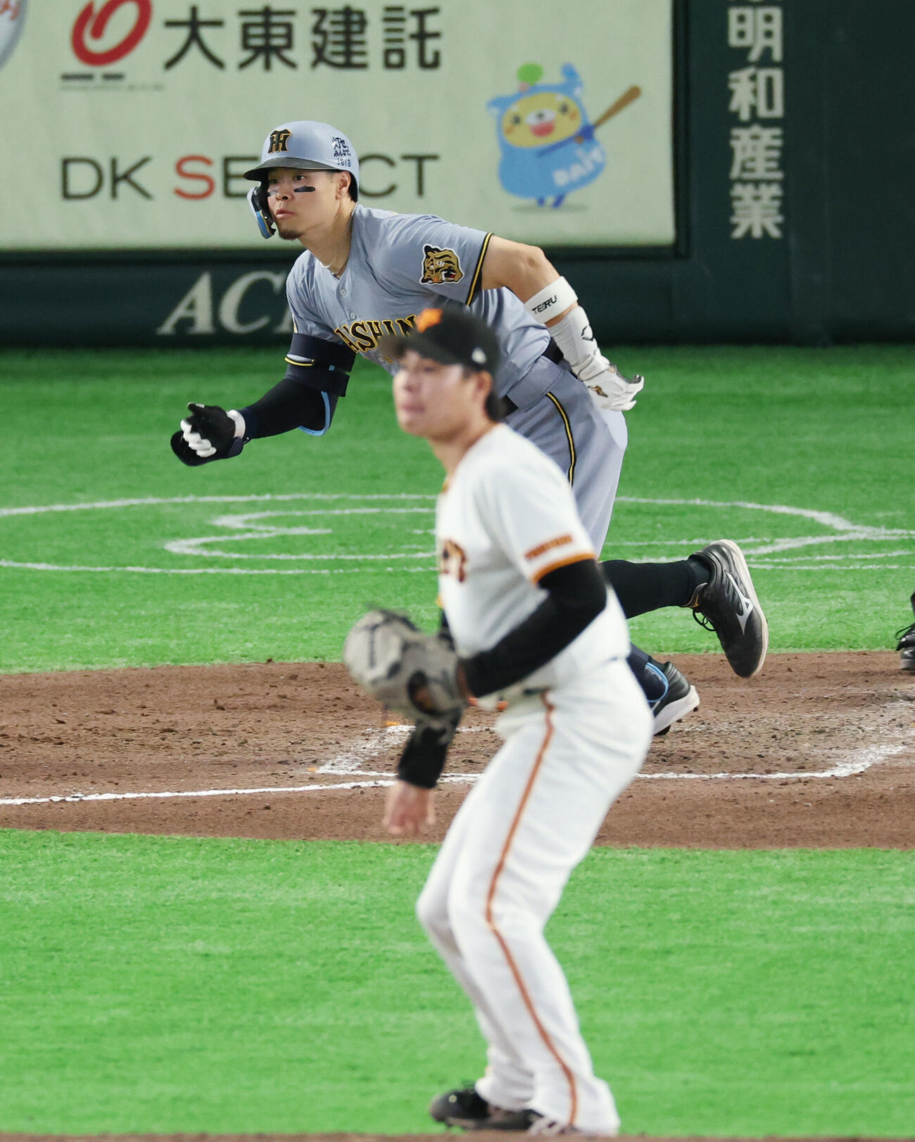 巨人対阪神　7回表阪神2死一、二塁、適時打を放つ佐藤輝明。投手は田和廉（撮影・増田悦実）＝2026年5月24日