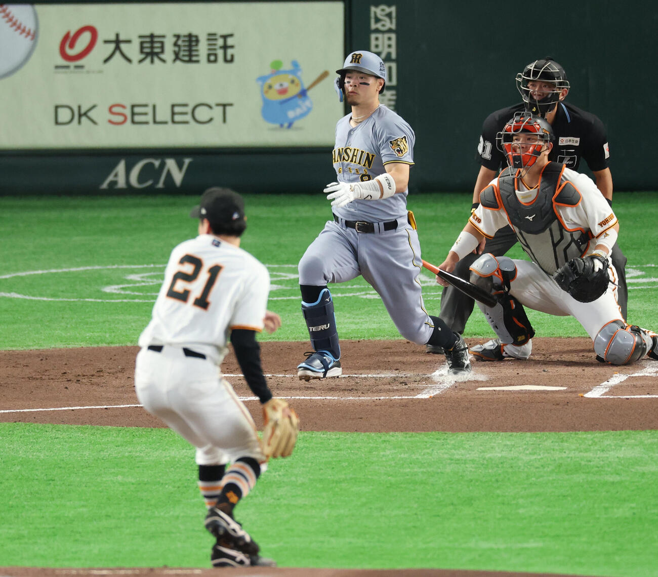 巨人対阪神　2回表阪神無死、前打を放つ佐藤輝明。投手は竹丸和幸（撮影・増田悦実）＝2026年5月24日