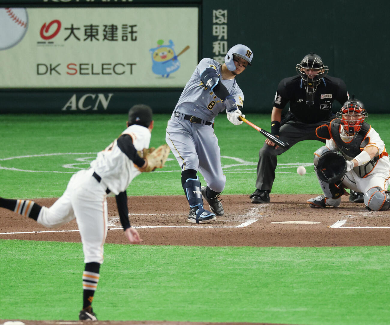 巨人対阪神　6回表阪神無死一塁、内野安打を放つ佐藤輝明。投手は竹丸和幸（撮影・増田悦実）＝2026年5月24日