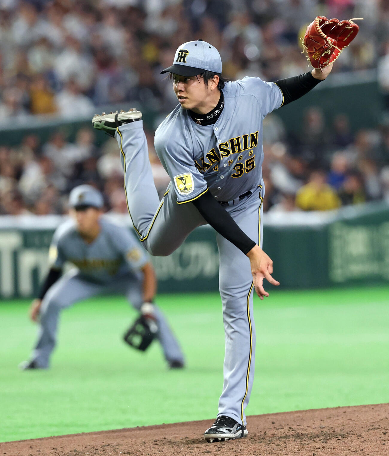 巨人対阪神　力投する阪神先発の才木浩人。後方は立石正広（撮影・浅見桂子）