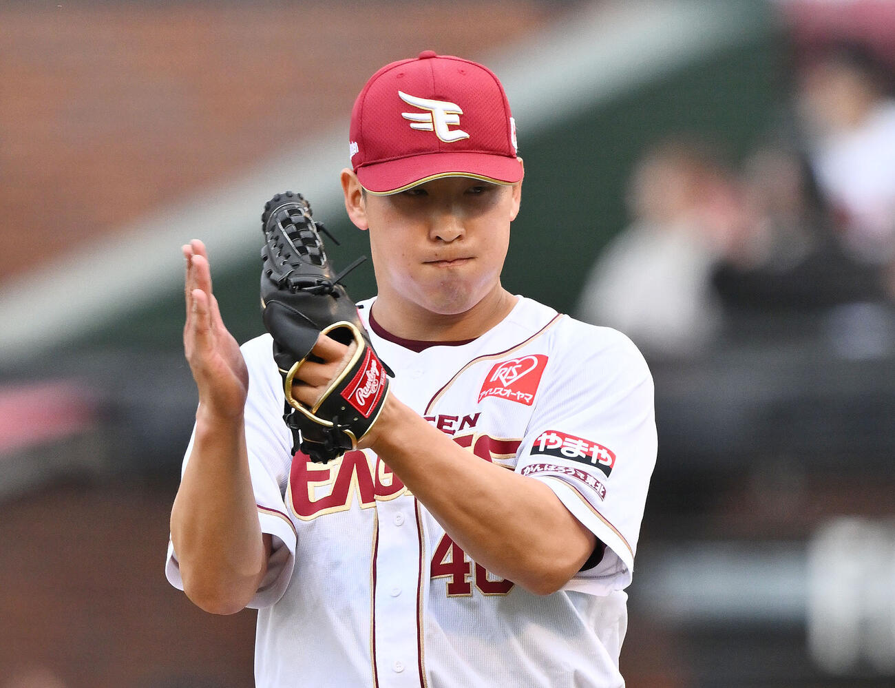 楽天対ロッテ　9回表ロッテ2死、井上広大を右飛に仕留めグラブをたたく藤平尚真＝2026年5月24日（撮影・滝沢徹郎）　
