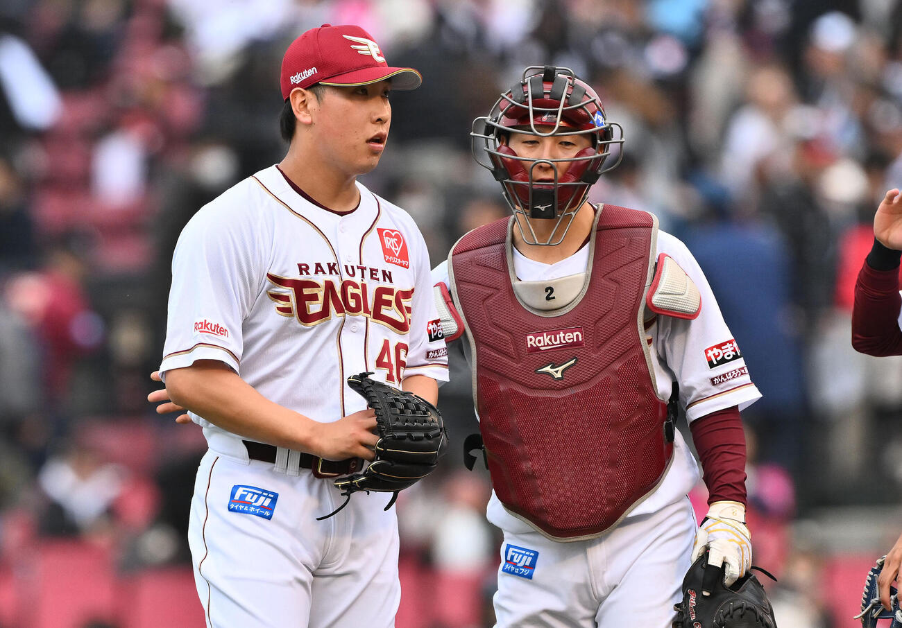楽天対ロッテ　9回表、楽天4番手で登板し試合を締めた藤平尚真（左）は太田光とねぎらう＝2026年5月24日（撮影・滝沢徹郎）　